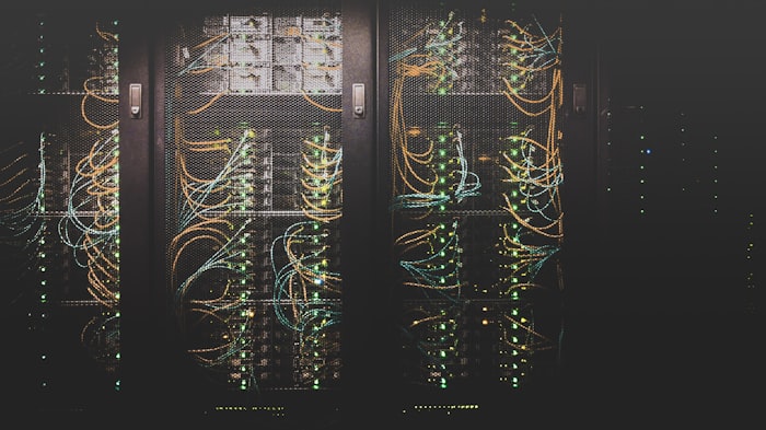 Server rack ve fiberoptik altyapı